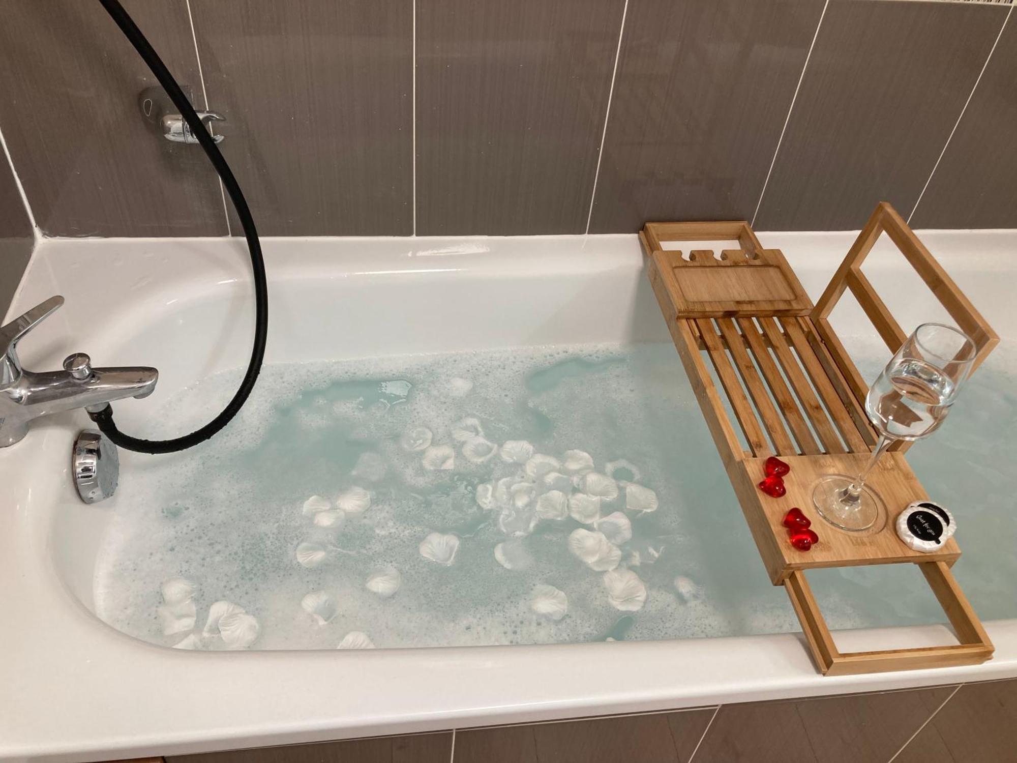 Comfort And Tranquility Near Lyon And Groupama Stadium, 4 Personnes Meyzieu Eksteriør billede